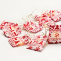 ACA Lighting "tkané pytlíky” bílá + červená, 10 LED dekorační řetěz na baterie (2xAA) teplá bílá IP20 135+30cm čirý přívodní kabel XG10WW2A ACA Lighting "tkané pytlíky” bílá + červená, 10 LED dekorační řetěz na baterie (2xAA) teplá bílá IP20 135+30cm čirý přívodní kabel XG10WW2A