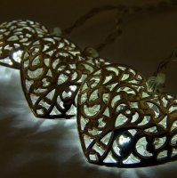 DecoLED LED světelný řetěz na baterie - kovová srdce styl vintage, ledově bílá, 10 diod, 2,8m DecoLED LED světelný řetěz na baterie - kovová srdce styl vintage, ledově bílá, 10 diod, 2,8m